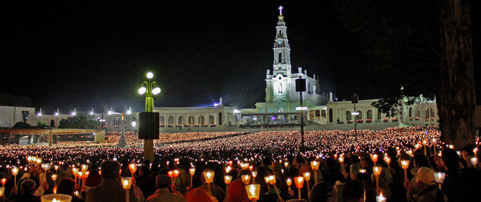 Procissão de velas no Santuário de Fátima (Cova da Iria, Portugal)